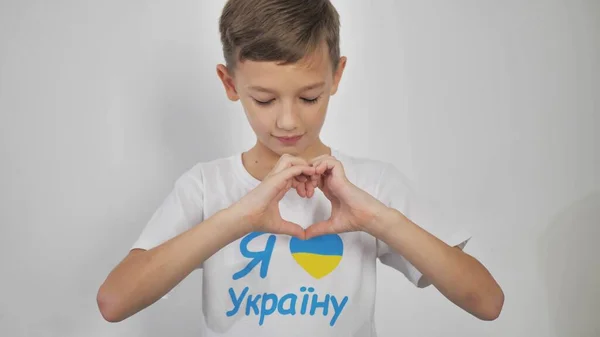 Faceci Białej Koszulce Napisem Języku Ukraińskim Kocham Ukrainę Białym Tle — Zdjęcie stockowe