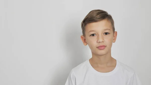 Vit Shirt Söt Pojke Isolerad Vit Bakgrund — Stockfoto