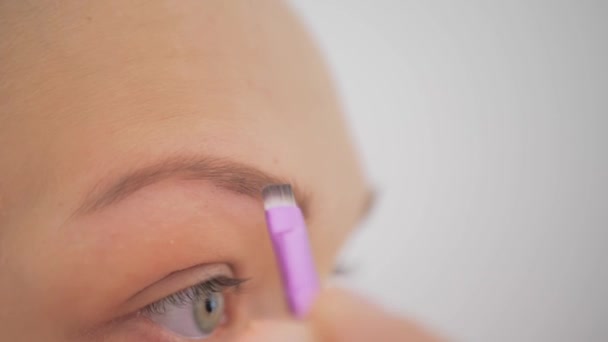 Närbild Kvinna Mörkare Hennes Ögonbryn Med Makeup — Stockvideo