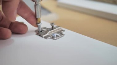 Adam tornavidayla kendini beceriyor. Macro vuruldu. Yakın plan. Mobilya kurulumu.