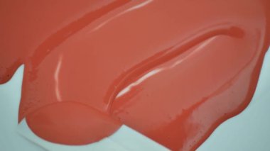 Pembemsi kahverengi krem deseni spatulayla yayılmış..