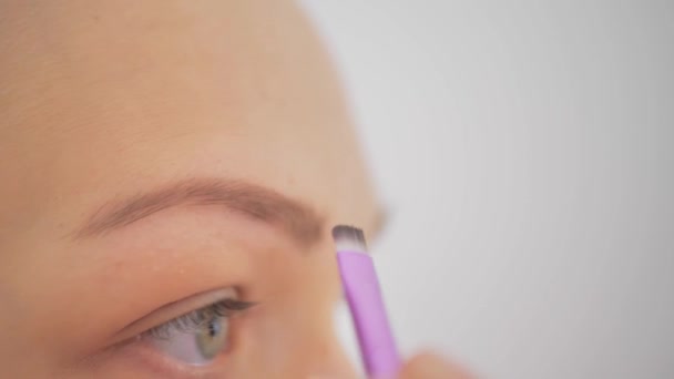 Gros Plan Une Femme Assombrissant Ses Sourcils Avec Maquillage — Video