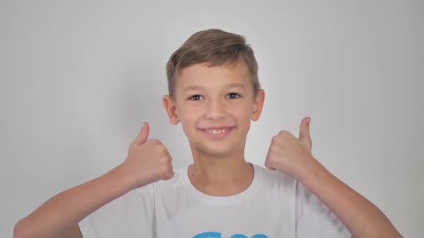 Веселий Щасливий Підліток Один Фоні Показує Знак Угоди Хлопець Тримає — стокове відео