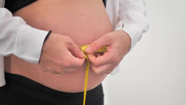 Prenatální Stav Těla Detailní Záběr Těhotné Ženy Měřící Velikost Břicha — Stock video