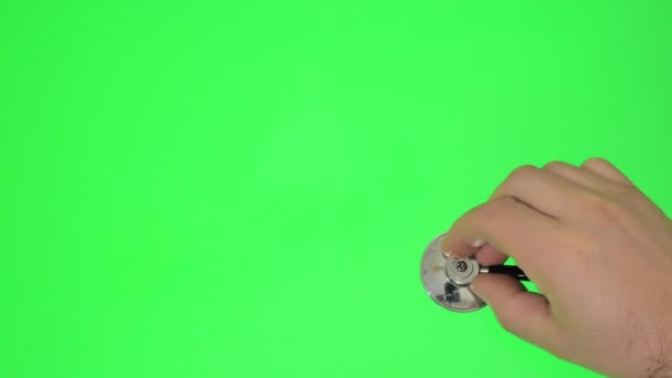 Estetoscópio Mão Masculina Com Estetoscópio Sobre Fundo Verde Usando Estetoscópio — Vídeo de Stock