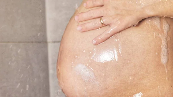 Mooie Zwangere Vrouw Douche Concept Van Vrouwelijke Schoonheid Lichaamsverzorging Gezondheidszorg — Stockfoto