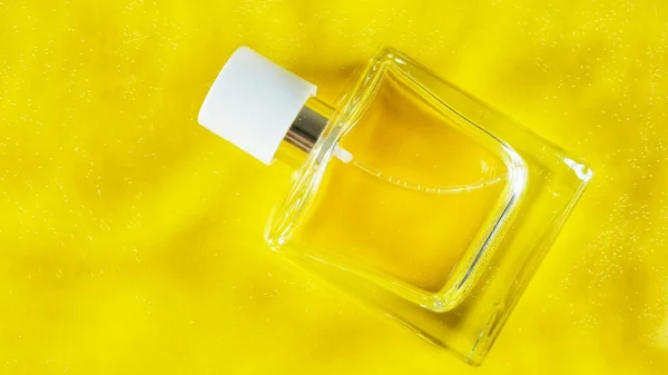 Frasco Perfume Con Líquido Amarillo Volando Antigravedad Sobre Fondo Amarillo — Foto de Stock