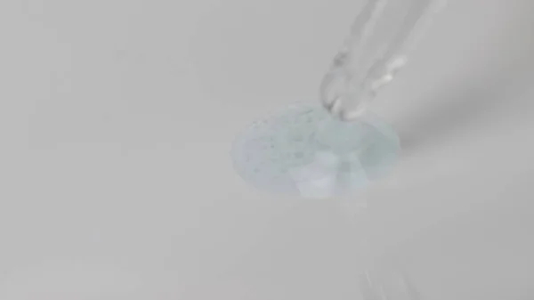 Grayscale Macro Shot Gel Μικροσκοπικές Φυσαλίδες Διαφόρων Μεγεθών Ρέουν Από — Φωτογραφία Αρχείου