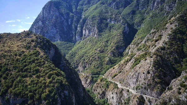 Drone Tiro Montanhas Rochosas Estrada Montanhas Dolomitas Italianas Aves Vista — Fotografia de Stock