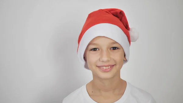 Uma Criança Uma Camiseta Branca Chapéu Vermelho Papai Noel Espaço — Fotografia de Stock