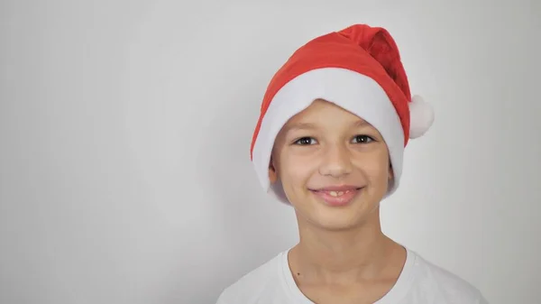 Маленький Хлопчик Білій Футболці Капелюх Санта Клауса Білому Тлі — стокове фото