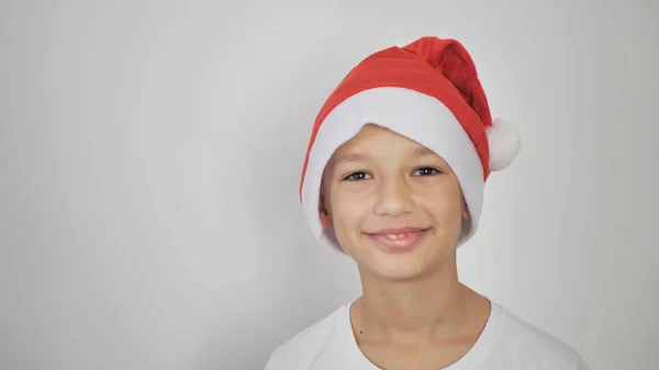 Маленький Хлопчик Білій Футболці Капелюх Санта Клауса Білому Тлі — стокове фото