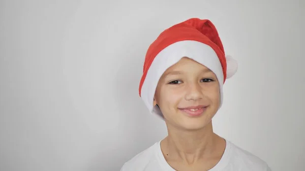 Bambino Con Una Shirt Bianca Cappello Babbo Natale Sfondo Bianco — Foto Stock