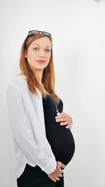Junge Schwangere Hält Ihre Hände Auf Ihrem Geschwollenen Bauch Liebeskonzept — Stockfoto