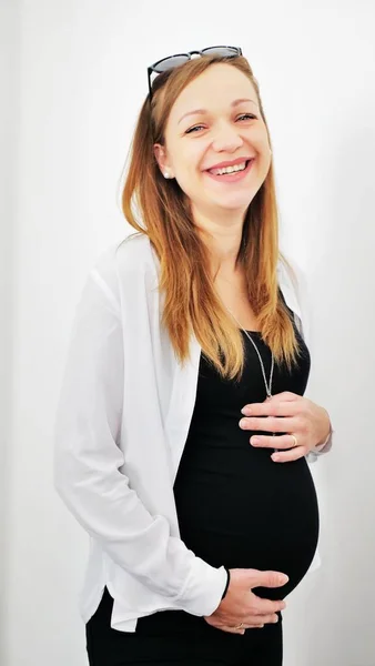Szczęśliwej Koncepcji Ciąży Oczekująca Matka Dotykająca Brzucha Uśmiechnięta Kamery Stojącej — Zdjęcie stockowe