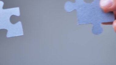 Yapboz 'u Güneş Işığı Etkisine Bağlayan Adamın Elleri. İş Çözümleri, Başarı Stratejisi, Çift Elli Bulmaca. Tüm Ortaklık ve Bağlantı Sembolünün Bir Parçası