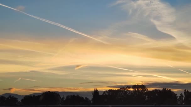 Vliegtuig Silhouet Vliegt Van Links Naar Rechts Een Prachtige Oranje — Stockvideo