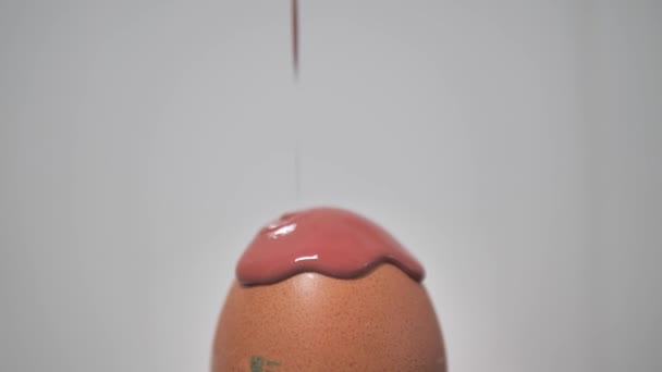 Καφέ Χρώμα Χύνεται Αργά Πάνω Στο Πασχαλινό Αυγό Υψηλής Ποιότητας — Αρχείο Βίντεο