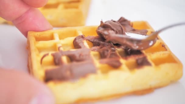 Espalhei Chocolate Waffle Wiener Com Uma Colher Enquanto Câmera Passa — Vídeo de Stock