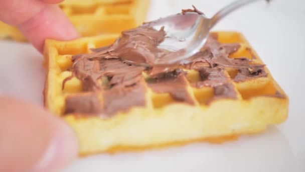 Espalhei Chocolate Num Waffle Wiener Com Uma Colher Enquanto Câmara — Vídeo de Stock
