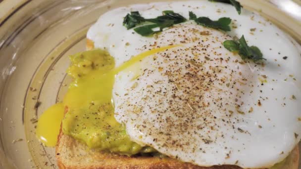 Cortar Huevo Escalfado Con Yema Huevo Líquida Sobre Pan Tostado — Vídeos de Stock