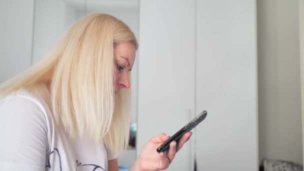 Wit Haar Vrouw Kijkt Naar Telefoon — Stockvideo