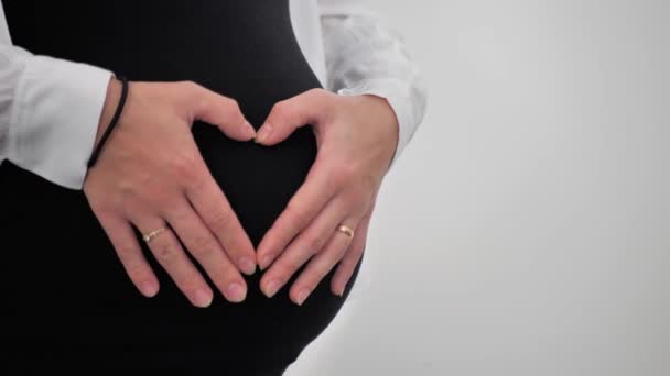 Gravid Kvinna Smekte Magen Stående Ett Rum Hemma Närbild Väntar — Stockvideo