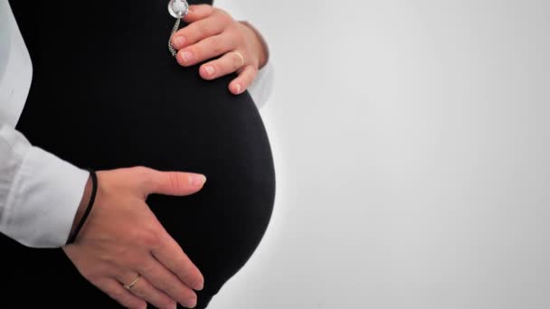 Zwangere Vrouw Streelde Haar Buik Stond Een Kamer Thuis Close — Stockvideo