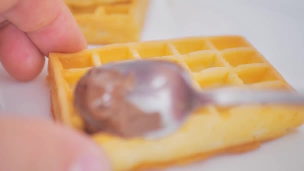 Esparcí Chocolate Gofre Vienés Con Cuchillo Mientras Cámara Atravesaba Hay — Vídeos de Stock