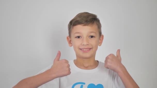 Veselý Šťastný Teenager Jeden Pozadí Ukazuje Dohodu Znamení Ten Chlap — Stock video