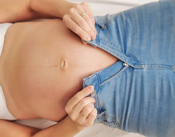 Eine Schwangere Frau Kann Keine Hosen Tragen Nahaufnahme — Stockfoto