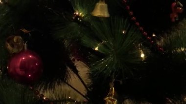 Noel ağacı dışarıda oyuncaklar ve çelenklerle süslenmiştir. Yeni yıl renkli arkaplan.