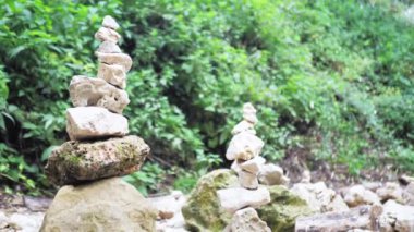 Denge taşlarını kapatın. Taşlı bir piramidin makrosu