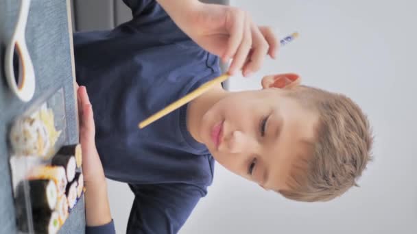 Portret Białego Chłopca Jedzącego Sushi Pałeczkami Chopsticks Child Apetytem Japońskie — Wideo stockowe