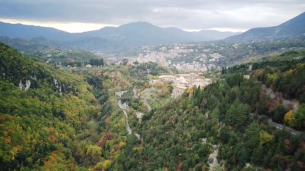 Légi Felvételek Egy Őszi Erdőről Madártávlatból Helyszín Olaszország Subiaco — Stock videók