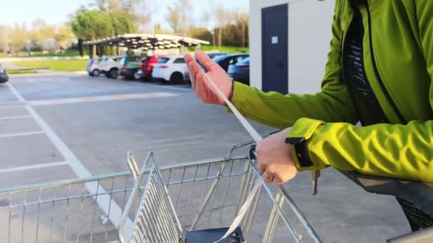 Home Finance Budget Woman Cek Bill Grocery Store Shopping Cart — Stok Video