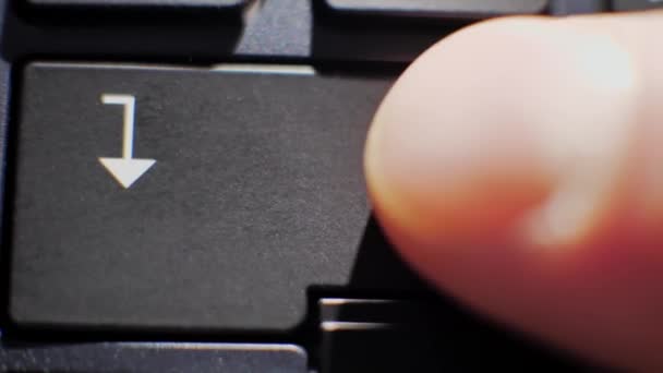 一个手指在黑色键盘上点击回车键 向上靠近慢动作慢动作慢动作高速摄像机 — 图库视频影像