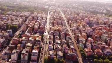 Evlerin insansız hava aracı görüntüsü. İtalya şehri. Kuşbakışı şehrin güzelliği..