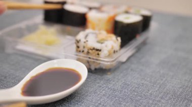 Suşi bir restoranda yemek.