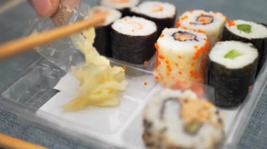 Suşi bir restoranda yemek.