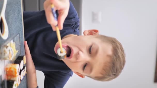 Portrait Garçon Mangeant Des Sushis Avec Des Baguettes Vidéo Verticale — Video
