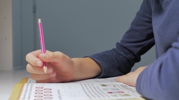 Crianças Fazem Seus Trabalhos Casa Senta Tabela Com Cadernos Segundo — Vídeo de Stock