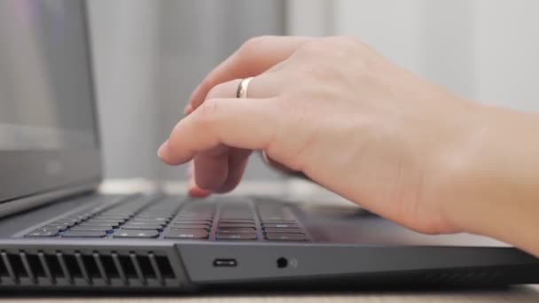 女性的手在笔记本电脑键盘上发短信 忙碌的女商人用数字无线移动设备给客户发电子邮件 在线教育 现代技术概念 — 图库视频影像