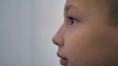 Akşamları Çocuk Televizyon İzler. Video Oyun Eğlencesi Duyguları Ailesi. Televizyon izlerken küçük çocuğun portresi. Tablet, Akıllı Telefon ya da Bilgisayar Kullanılırken Çocuk Gözlerinin Kapalı Yüzü