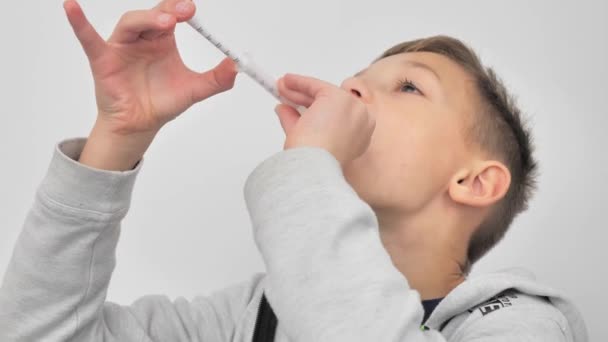 Genitore Alimentare Farmaco Anni Boy Boy Prendere Infezione Prendere Medicina — Video Stock
