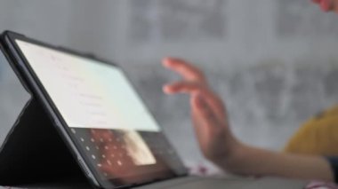 Moleküler modelleri bir araya getiren çocuk okulda öğretmenlik yaparken evde öğreniyor. Evde eğitim gören çocuk uzaktan uygulamayla mantık ve öğretmenle konferans hakkında pratik yapıyor.
