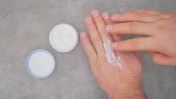 乾燥肌のための水性クリームをこすり男の手の閉鎖 — ストック動画