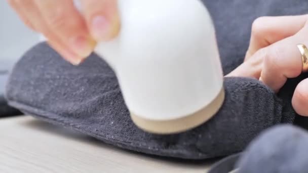 現代のハンドヘルド電気ファブリックシェーバーを使用してセーターから引きはがし女性 服のケアコンセプト — ストック動画