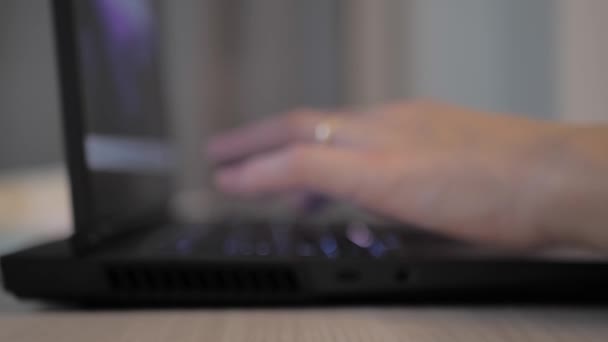 Kvinnliga Händer Messar Laptop Tangentbord Närbild Upptagen Affärskvinna Post Till — Stockvideo