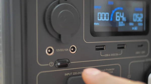 Taşınabilir elektrik santrali, ev ve açık hava faaliyetlerine güç sağlıyor.